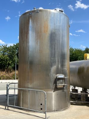 un grand réservoir métallique posé au bord de la route