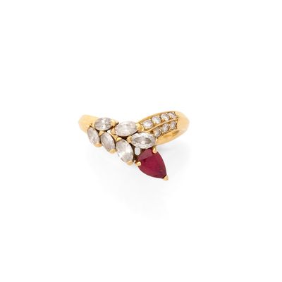 une bague en diamant et rubis, signée Van Cleef