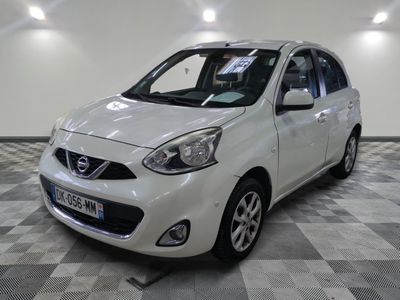 la photo d'une petite voiture blanche garée dans un garage
