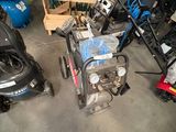 Il y a de nombreux types de tondeuses à gazon dans ce garage