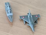 deux avions miniatures posés l'un à côté de l'autre sur une table