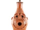 un vase marron surmonté d'un nichoir