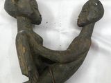 statue représentant un homme portant une femme sur son dos