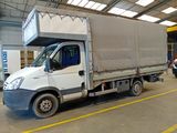 un camion qui est garé à l'intérieur d'un bâtiment