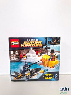 Ensemble Lego Batman Super Heroes comprenant un bateau et un bateau dans l'eau