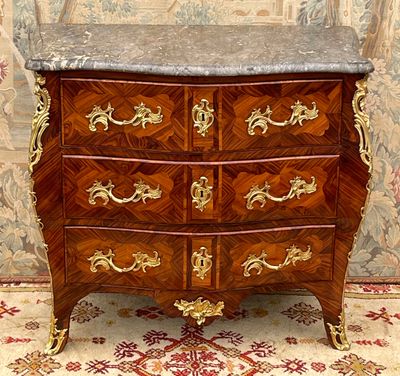 Commode d'époque Louis XV en bois de placage galbée en façad…