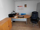 une photo d'un bureau à domicile avec un bureau et une chaise