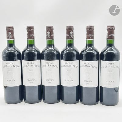 six bouteilles de vin sont alignées sur une surface blanche