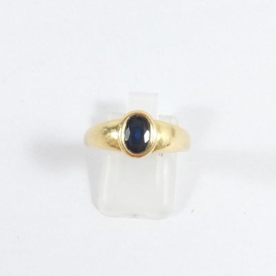 une image d'une bague en or avec une pierre bleue