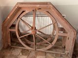 une roue en bois posée dans un coin d'une pièce