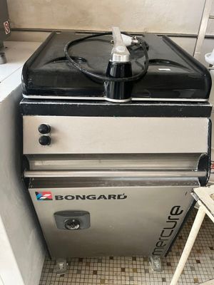une cuisinière qui se trouve dans un coin de la cuisine