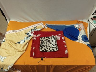 une table recouverte d'une nappe jaune et d'une nappe rouge