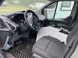 une photo d'une voiture garée sur un parking