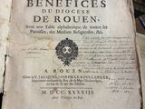 un vieux livre écrit posé sur une table