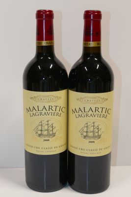deux bouteilles de vin rouge posées l'une à côté de l'autre sur une table