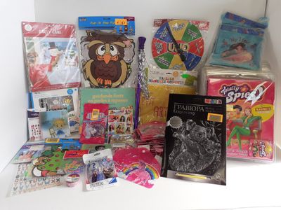 de nombreux jouets et livres pour enfants sur une étagère