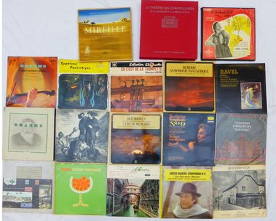 un grand nombre de livres posés sur une table