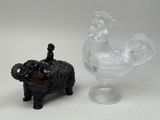 deux figurines assises l'une à côté de l'autre