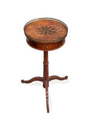 une petite table en bois ornée d'un motif en forme d'étoile