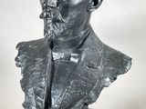buste d'un homme en costume-cravate, une pipe à la bouche