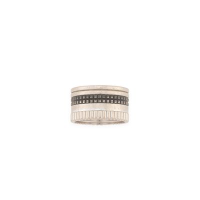 gros plan d'une bague avec des diamants noirs et blancs