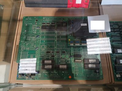 de nombreux composants électroniques exposés dans une vitrine