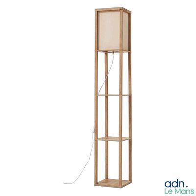Le lampadaire est en bois et est doté d'un abat-jour beige.