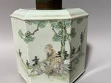 une petite boîte blanche sur laquelle est représentée une peinture