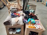 deux caisses en bois sur lesquelles sont posés des balais et d'autres objets