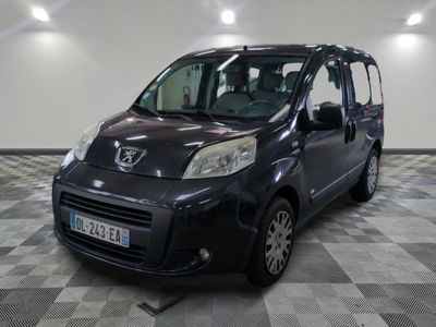 la photo d'une petite camionnette noire garée dans un garage