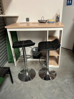 deux tabourets placés devant une table