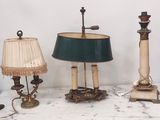 trois lampes et un abat-jour posés sur une table en marbre