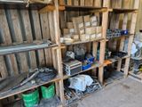 une pièce remplie de nombreuses étagères et caisses en bois