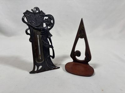 deux petits objets métalliques posés sur une surface blanche