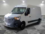 une camionnette blanche garée dans une pièce