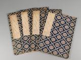 quatre couvertures de livres bleues et dorées ornées d'un motif