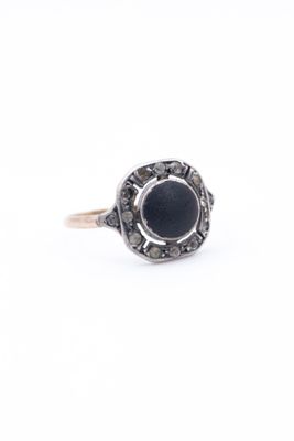 un gros plan d'une bague contenant une pierre noire