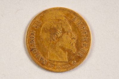 gros plan d'une pièce d'or portant un visage de femme