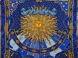 une tapisserie bleue et dorée sur laquelle est représenté un soleil