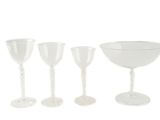 trois verres à vin blanc et un bol posés les uns à côté des autres