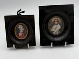 deux photos miniatures représentant un homme et une femme, dans un cadre noir