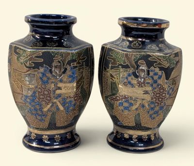 deux vases posés côte à côte sur une surface blanche