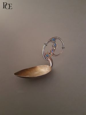 une cuillère et un repose-cuillère accrochés au mur