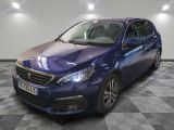 la voiture bleue est garée sur un sol en damier dans le garage