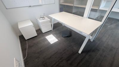 un bureau blanc avec un ordinateur dans une pièce