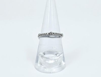 une bague posée sur un verre transparent