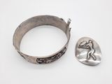 un vieux bracelet en argent et un bracelet en argent orné d'un oiseau