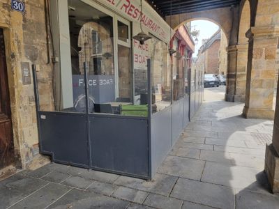 une devanture de magasin avec une enseigne sur la façade