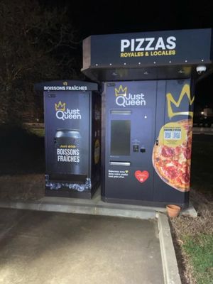 deux distributeurs automatiques proposant des pizzas, installés au bord de la route