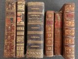 plusieurs vieux livres sont alignés sur une table